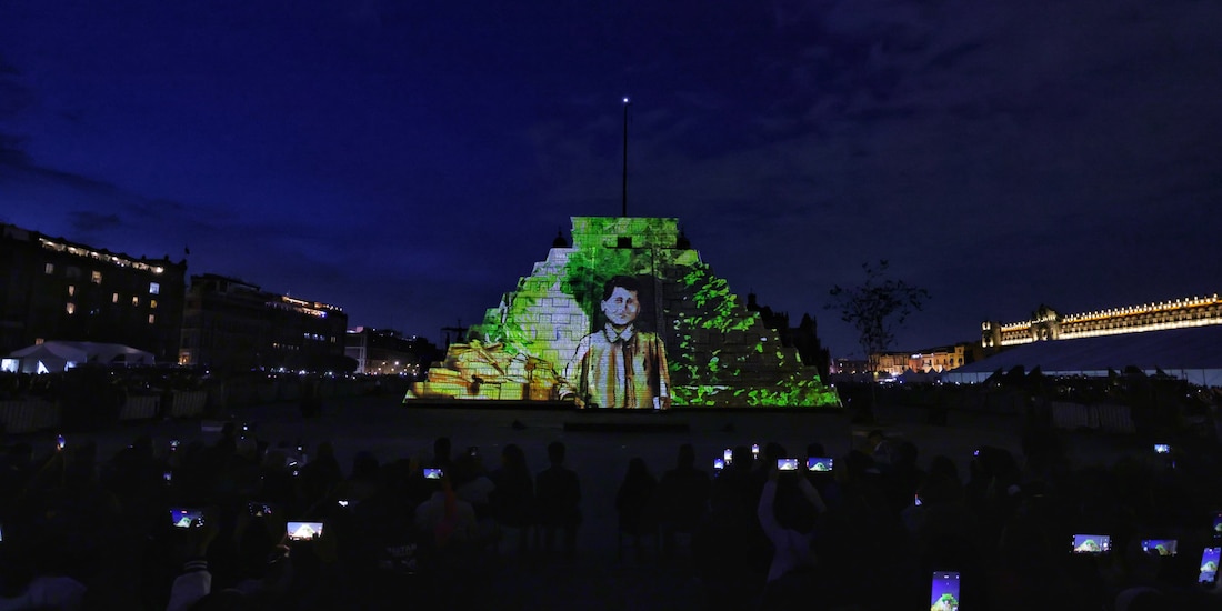 En la réplica de la Pirámide de Kukulkán hay proyecciones.