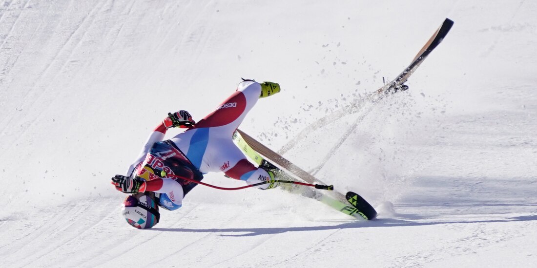 Urs Kryenbuehl al momento de su caída en la Copa del Mundo de esquí alpino.