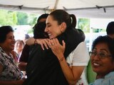 La Presidenta Sheinbaum saludó a mujeres durante su estancia en Campeche.