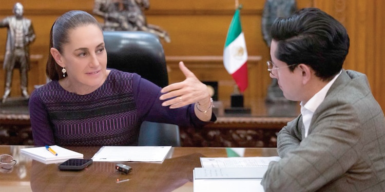 LA PRESIDENTA de México, Claudia Sheinbaum, y el canciller Roberto Velasco, en llamada con el primer ministro Mark Carney, ayer