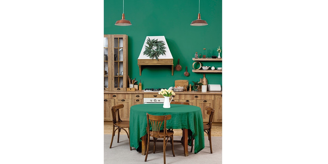 Opta por diversos tonos de verde en el comedor.