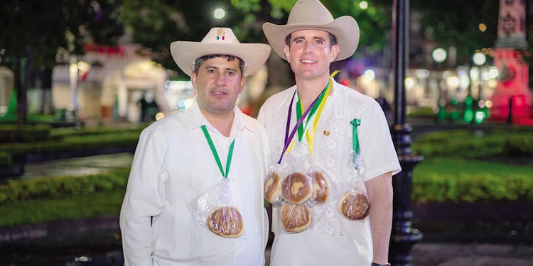 El finado alcalde de Uruapan, Carlos Manzo (izq.), y Carlos Alejandro Bautista, en imagen de archivo.