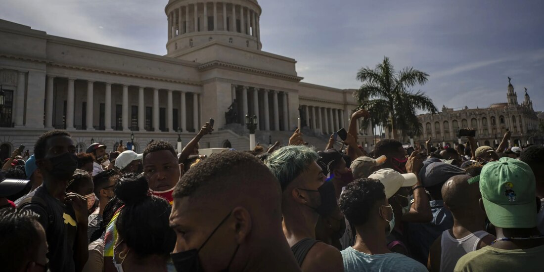 Cientos de manifestantes salieron a la calle en varias ciudades de Cuba para protestar contra la escasez de alimentos y los elevados precios de los productos alimenticios, el 11 de julio de 2021.