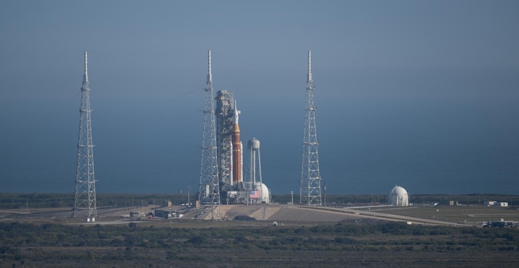 El cohete Artemis II del Sistema de Lanzamiento Espacial (SLS) de la NASA y la nave espacial Orion se ven sobre una plataforma de lanzamiento móvil en el Complejo de Lanzamiento 39B