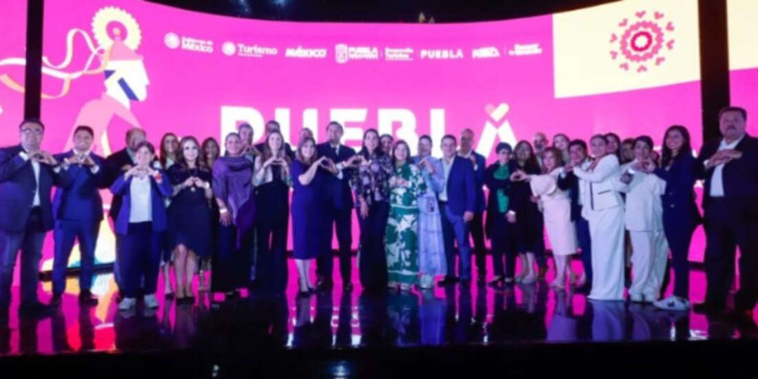 Funcionarios de la Sectur y de Puebla, al develar la imagen turística, ayer.