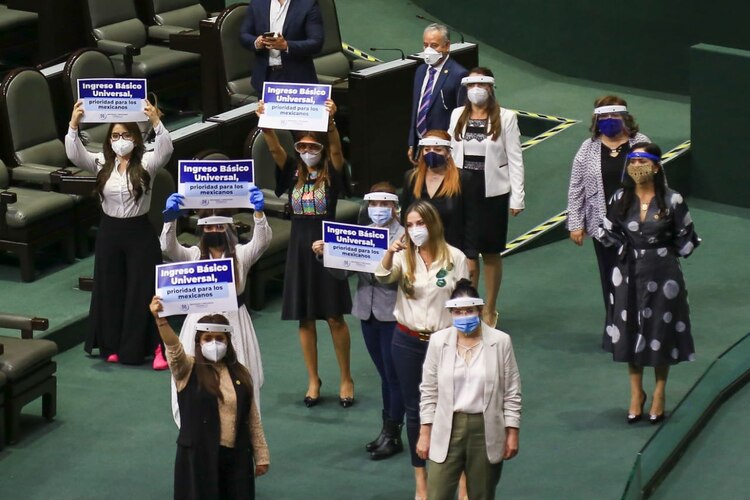 Legisladores del PAN exigen aprobación del Ingreso Básico Universal.