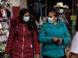 Semáforo COVID-19: Personas caminan por las calles de Zacatecas usando cubrebocas para protegerse del coronavirus
