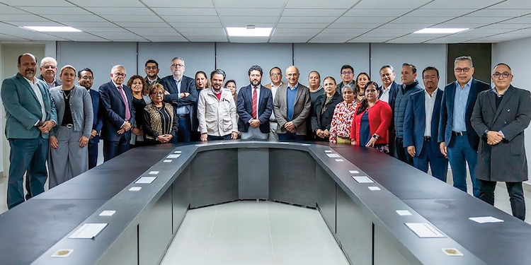 Representantes del IMSS y del SNTSS, el martes por la noche