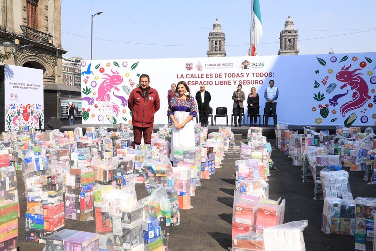 Al centro, la Jefa de Gobierno y el secretario de Gobierno posan entre los vapeadores decomisados.