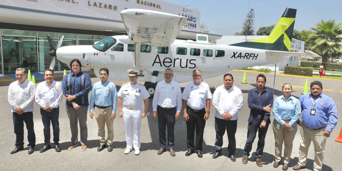 El mandatario Alfredo Ramírez (centro) en el arranque de las rutas, ayer.