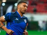 Juan Escobar calienta previo a un partido de Cruz Azul en la Liga MX.