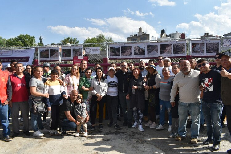 El alcalde Fernando Mercado Guaida supervisa la estabilidad del nuevo muro en el Foro Cultural.