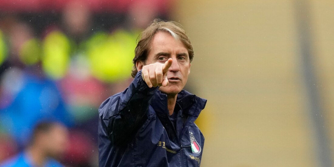 Roberto Mancini da indicaciones durante un entrenamiento de la selección italiana.