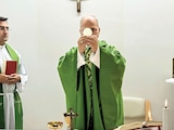 El jefe del Estado Vaticano, ayer, al celebrar una misa desde el hospital Gemelli, en Roma.
