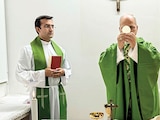 El jefe del Estado Vaticano, ayer, al celebrar una misa desde el hospital Gemelli, en Roma.