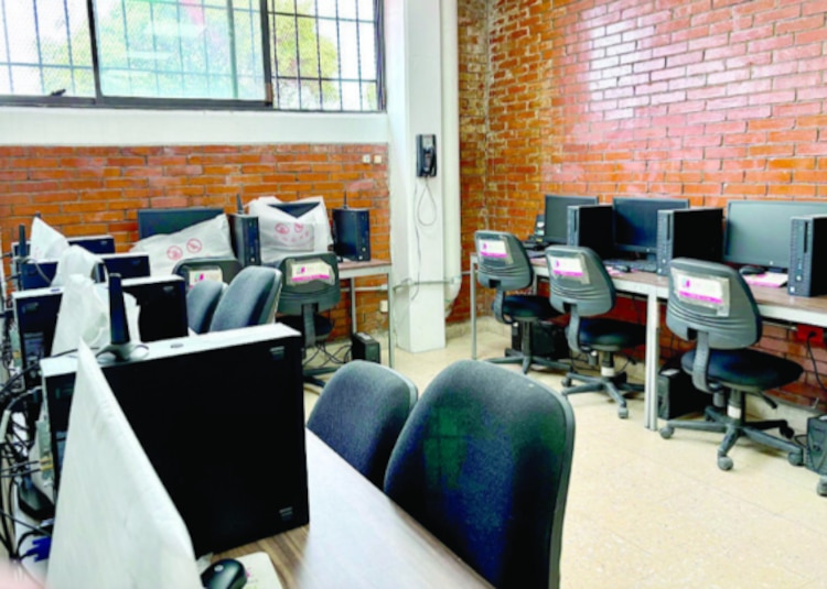 Biblioteca Santiago │ tiene acervo sin actualizar y apenas fue remodelada porque tenía goteras