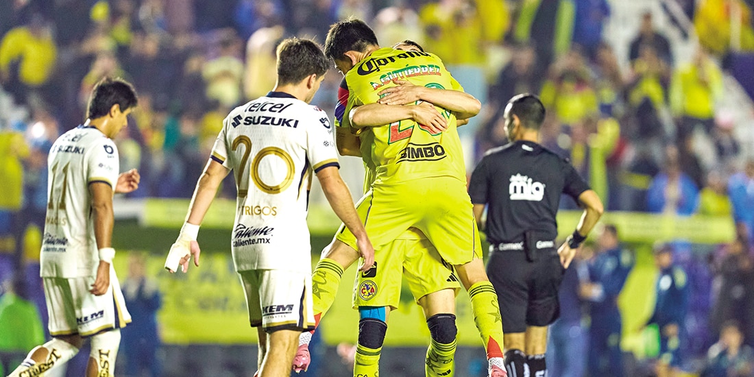 Futbolistas del América celebran su triunfo la temporada pasada ante los Pumas.