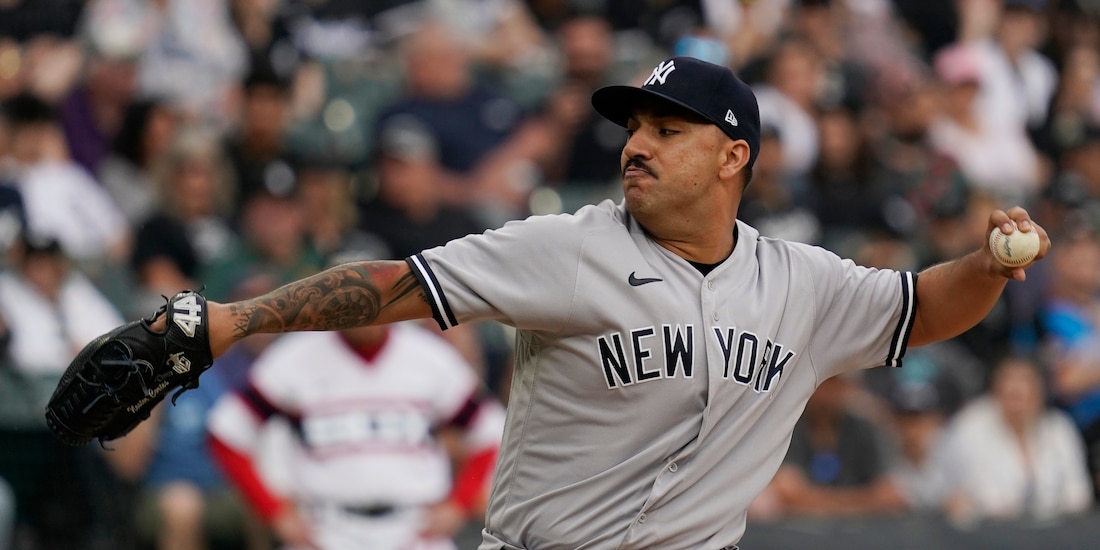 Néstor Cortés, pitcher abridor de los Yanquis de Nueva York, lanza en contra de Medias Blancas de Chicago en la MLB.