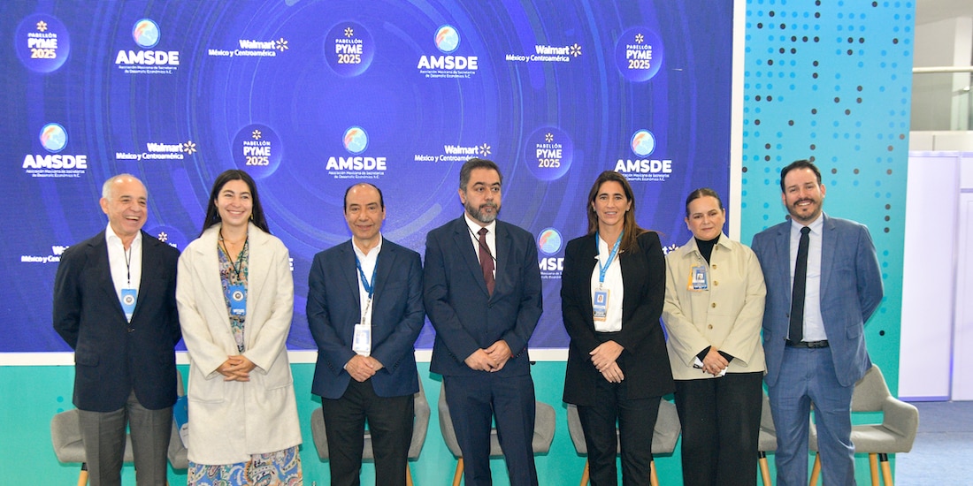 Directivos de Walmart y funcionarios del gobierno, ayer, en la apertura del Pabellón.