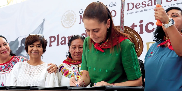 La mandataria Claudia Sheinbaum en la firma del Plan de Justicia para Atenco, ayer