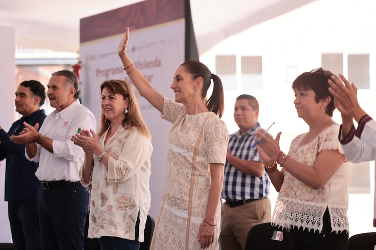 La Presidenta Claudia Sheinbaum junto a la gobernadora de Morelos, el 25 de julio de 2025.