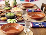 Elige servilletas con bordados artesanales para resaltar la loza.
