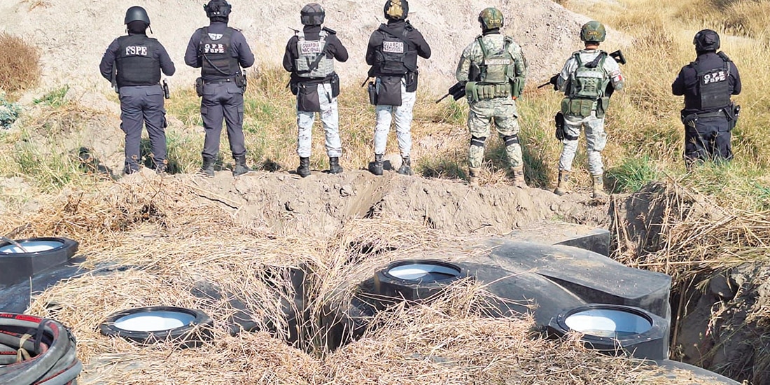 ELEMENTOS FEDERALES y locales, en el resguardo de la zona de una de las tomas clandestinas localizadas, ayer.