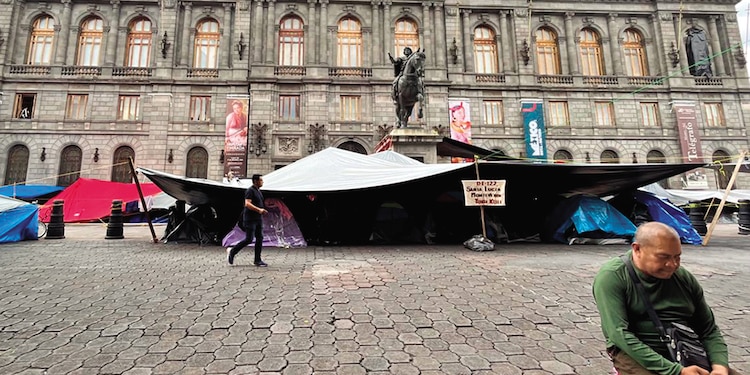 Campamento de docentes llega a la explanada del recinto.