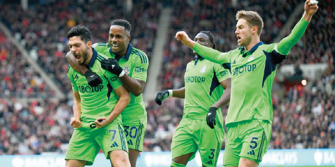 El delantero celebra con sus compañeros uno de sus goles de ayer.