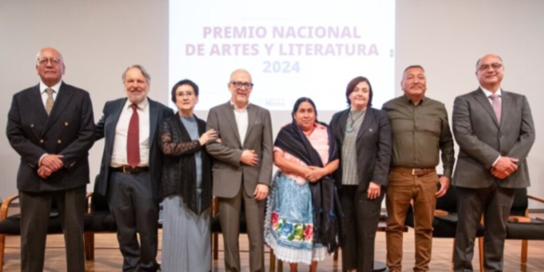 Los premiados, junto a la directora del INBAL (tercera de der. a izq.), ayer en Bellas Artes.