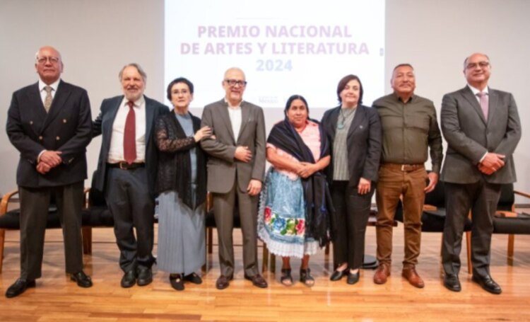 Los premiados, junto a la directora del INBAL (tercera de der. a izq.), ayer en Bellas Artes.