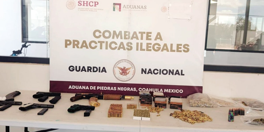 Aspecto del arsenal decomisado por la GN y la Agencia Nacional de Aduanas en un autobús en Zacatecas, ayer.