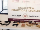 Aspecto del arsenal decomisado por la GN y la Agencia Nacional de Aduanas en un autobús en Zacatecas, ayer.