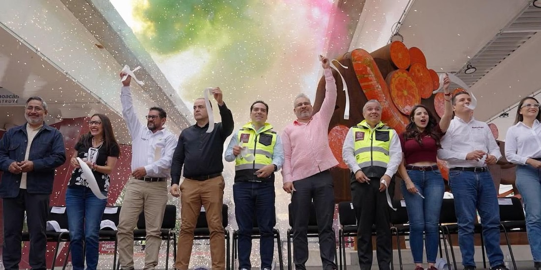 Al centro de la imagen el Gobernador constitucional.