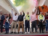 Al centro de la imagen el Gobernador constitucional.