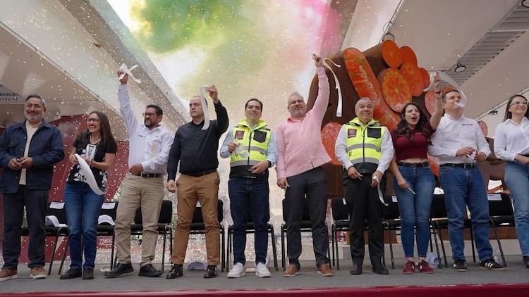 Al centro de la imagen el Gobernador constitucional.