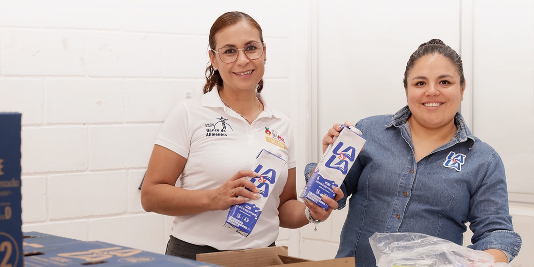 Voluntarios de Fundación Lala y aliados empacan productos para enviar como ayuda para las comunidades.