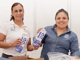 Voluntarios de Fundación Lala y aliados empacan productos para enviar como ayuda para las comunidades.
