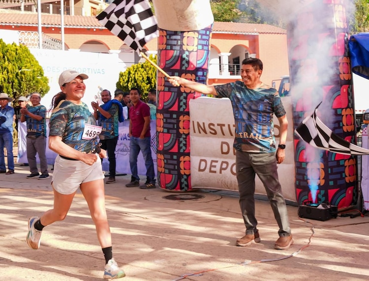 Gobernador Salomón Jara ondea la bandera a cuadros de la Carrera Atlética 8K Trail.
