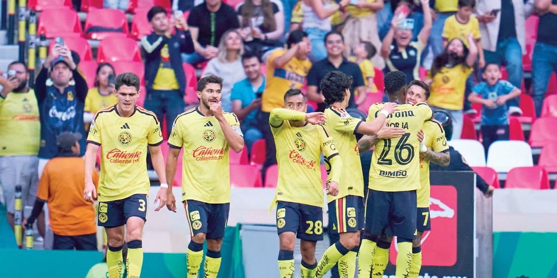 JUGADORES del América celebran
un gol ante Santos, el 2 de agosto
