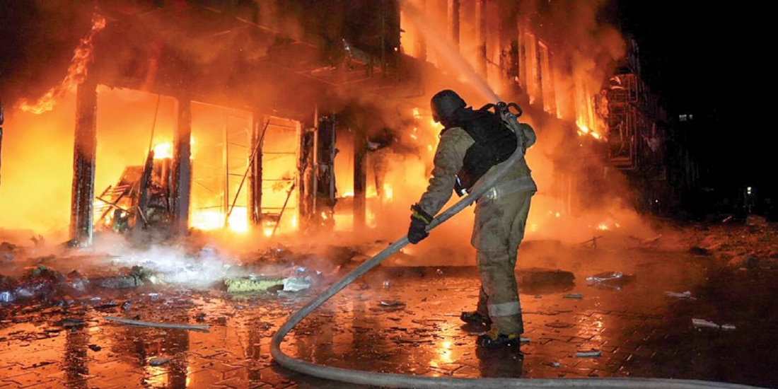 Un bombero combate un incendio en Odesa, Ucrania, tras un bombardeo ruso, ayer.