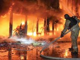 Un bombero combate un incendio en Odesa, Ucrania, tras un bombardeo ruso, ayer.