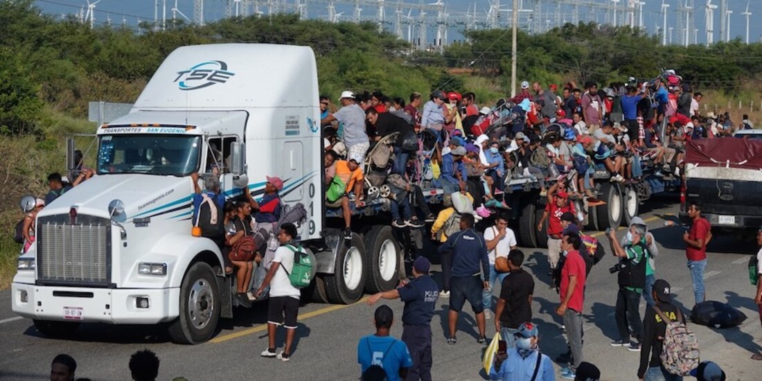 La caravana, ayer, en su paso por la zona de La Ventosa en el Istmo de Tehuantepec.
