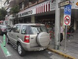 A pesar de la señalización donde prohíben estacionarse, automóviles bloquean el carril confinado para bicicletas sobre la avenida Chapultepec y Lieja en la colonia Roma.