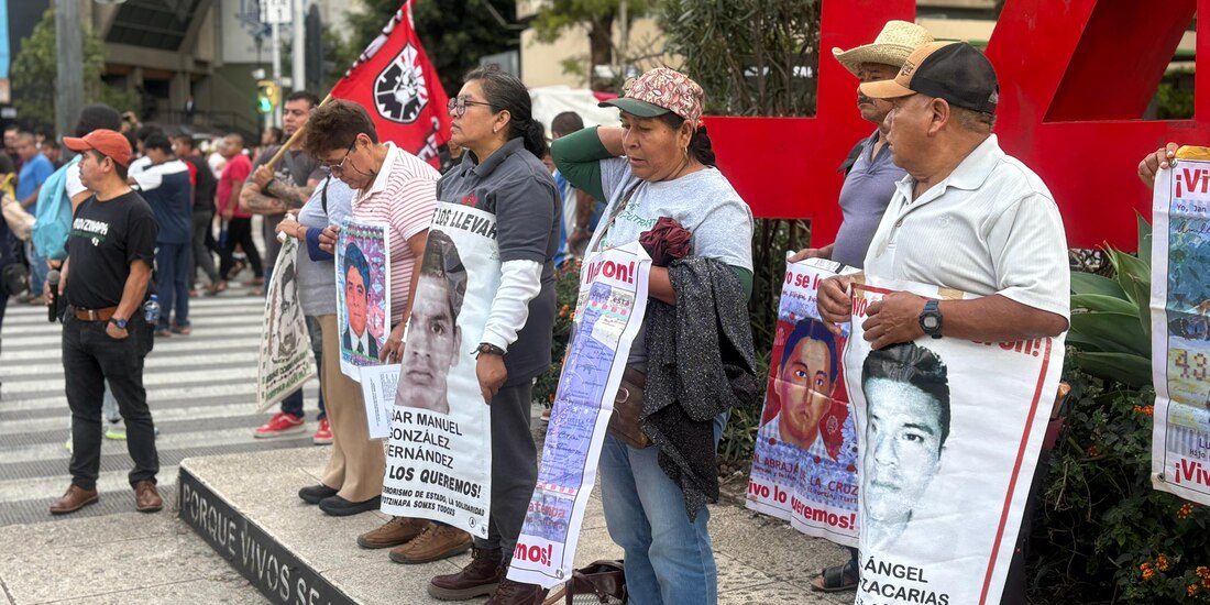 Padres y madres de los 43 normalistas desaparecidos de Ayotzinapa.