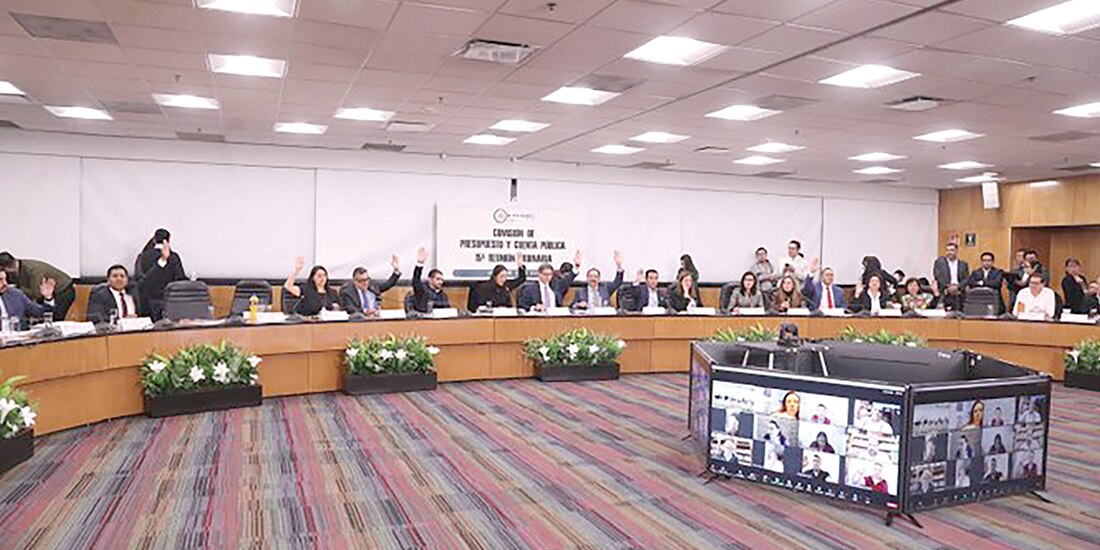 Aspectos de la sesión de la Comisión de Hacienda, en San Lázaro, ayer.