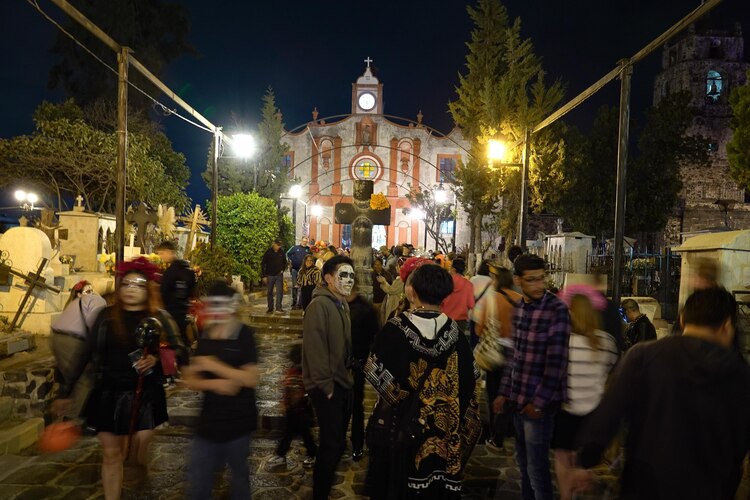 Miles de personas visitaron el Pueblo de Mixquic, ayer.