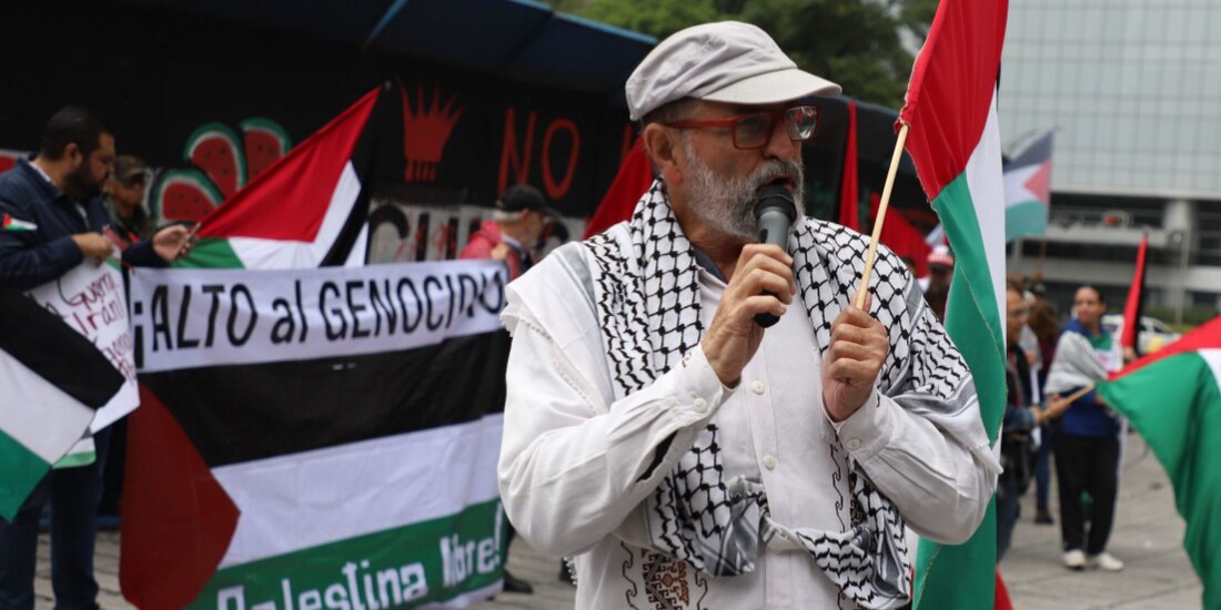 Pablo Moctezuma, hermano del embajador de México en EU, ayer, durante su manifestación en el Ángel.