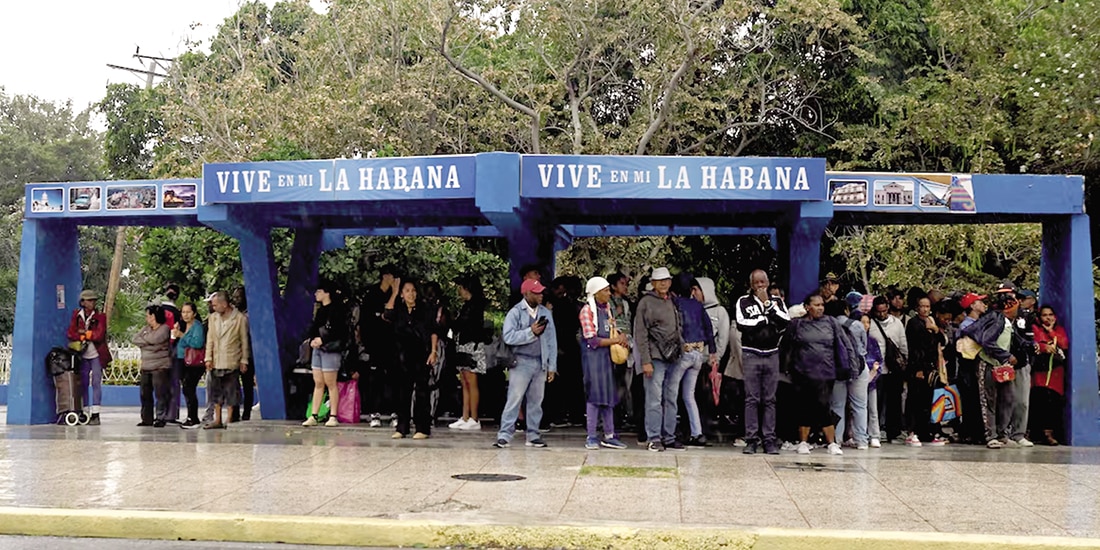 La gente espera en una parada de autobús en La Habana, el 5 de febrero.