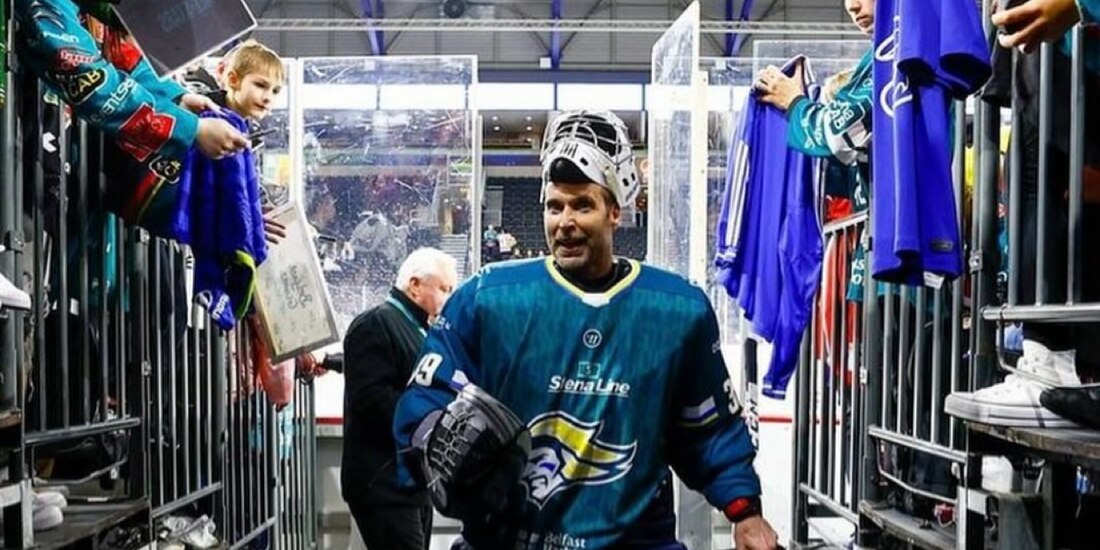 Petr Cech tiene un debut de ensueño en el hockey sobre hielo